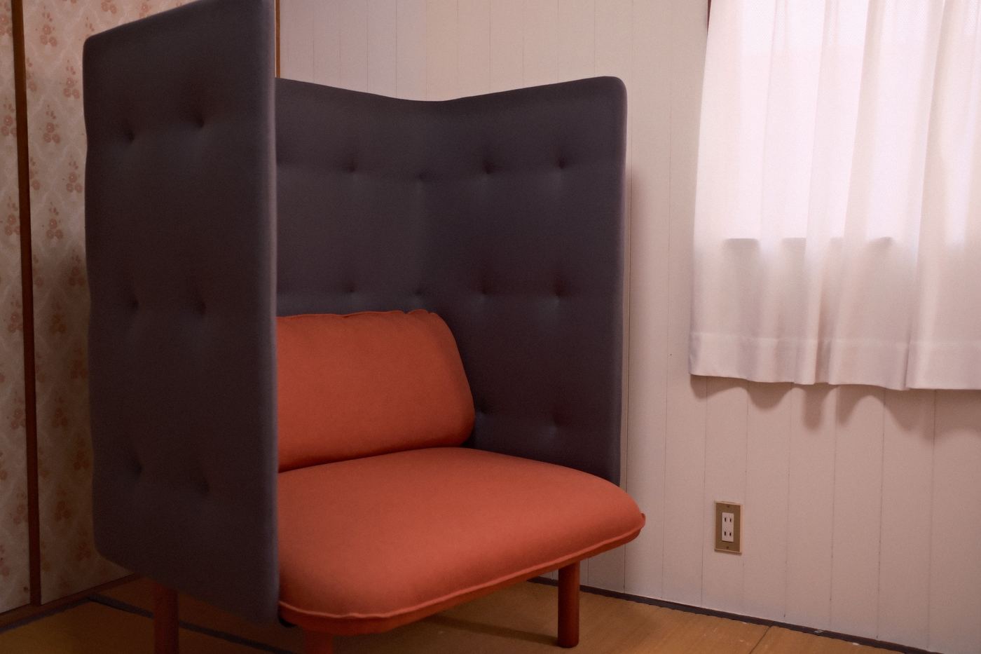 仕事部屋に置いた、囲いのある一人掛けソファ