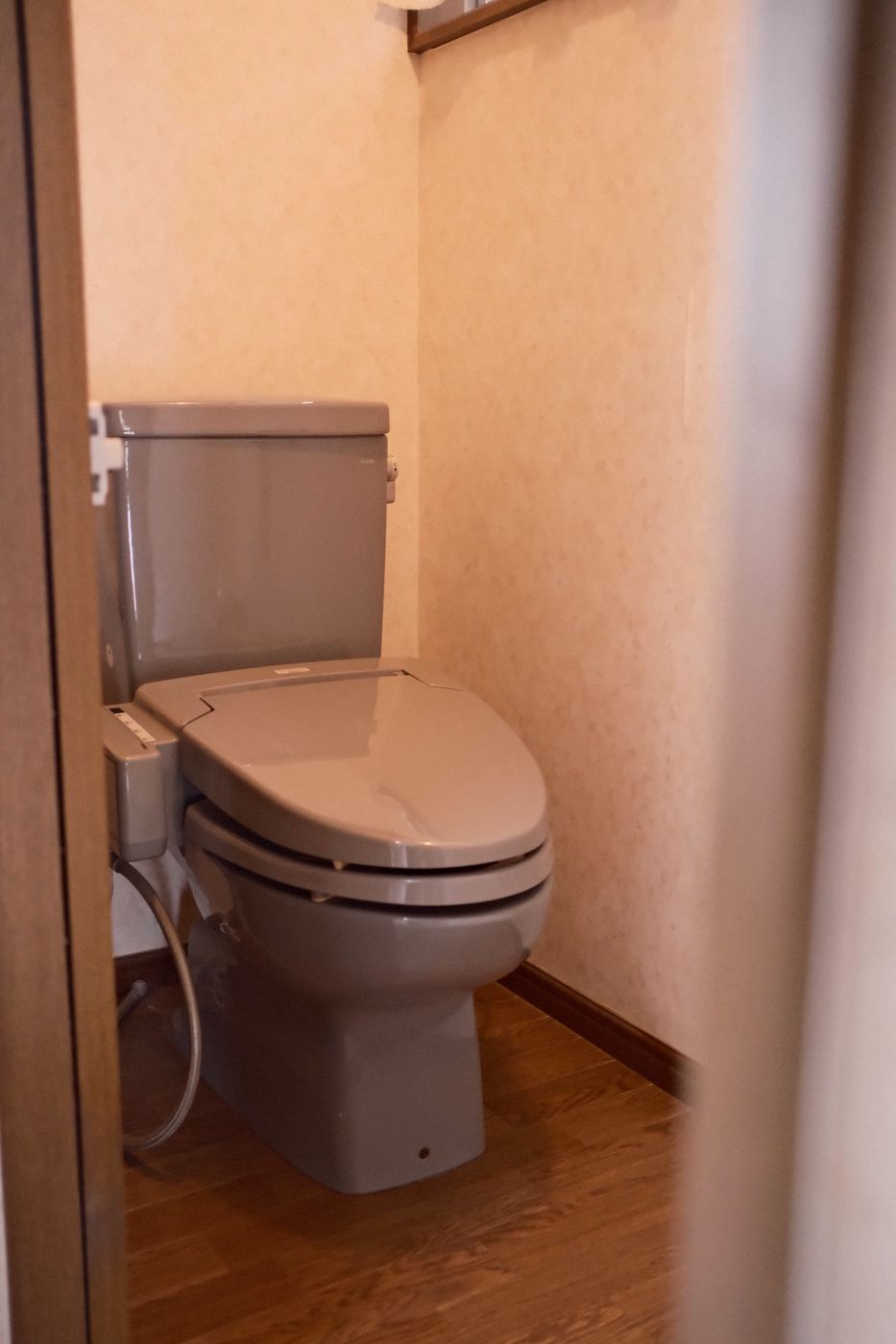 温水洗浄便座つきのトイレ